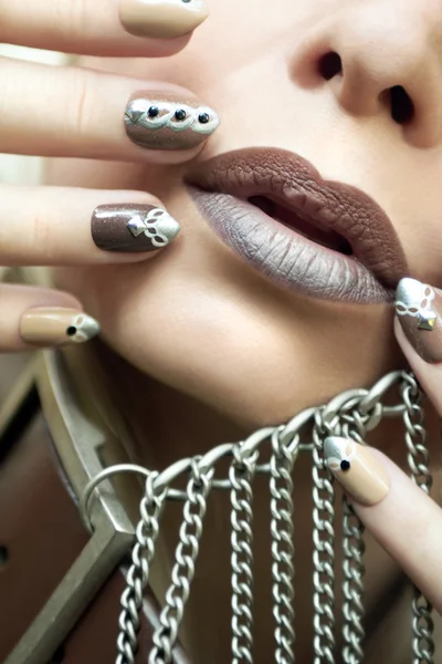 Manicure brown chain.