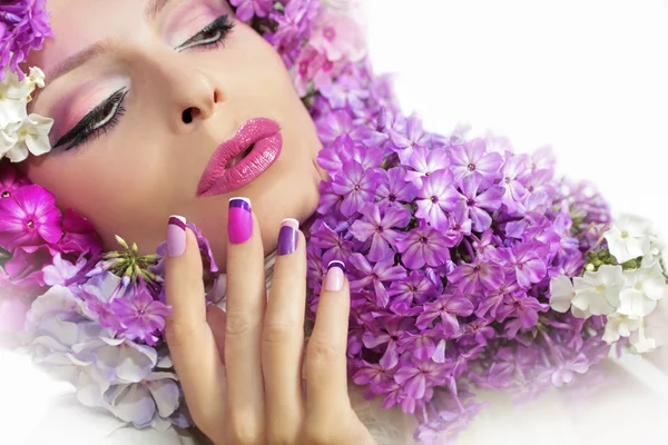 Maniküre und Make-up mit Phlox. — Stockfoto