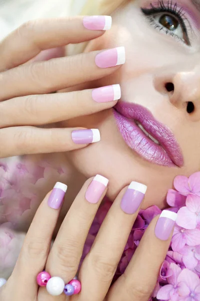 Rosa púrpura manicura francesa y maquillaje . —  Fotos de Stock