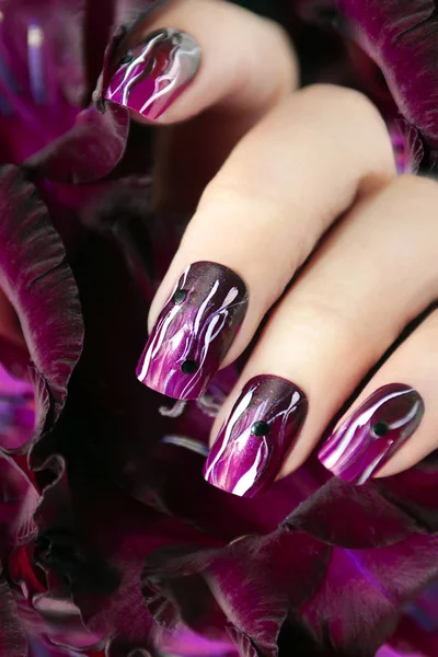 Manucure violette avec lignes ondulées blanches . — Photo