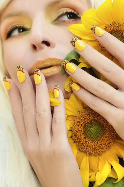 Sonnenblumen-Nageldesign. — Stockfoto