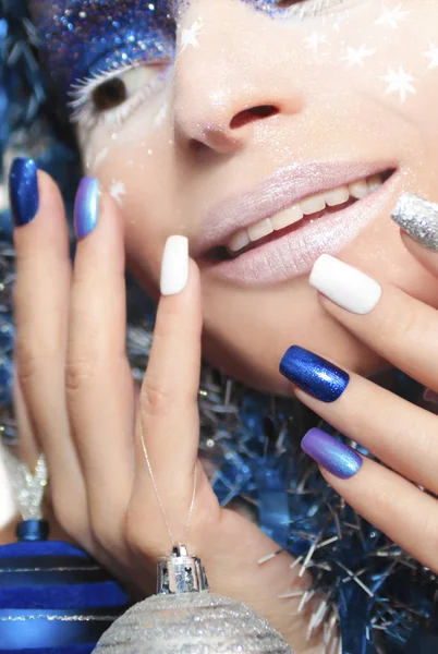 Kerst winter blauw witte manicure . — Stockfoto