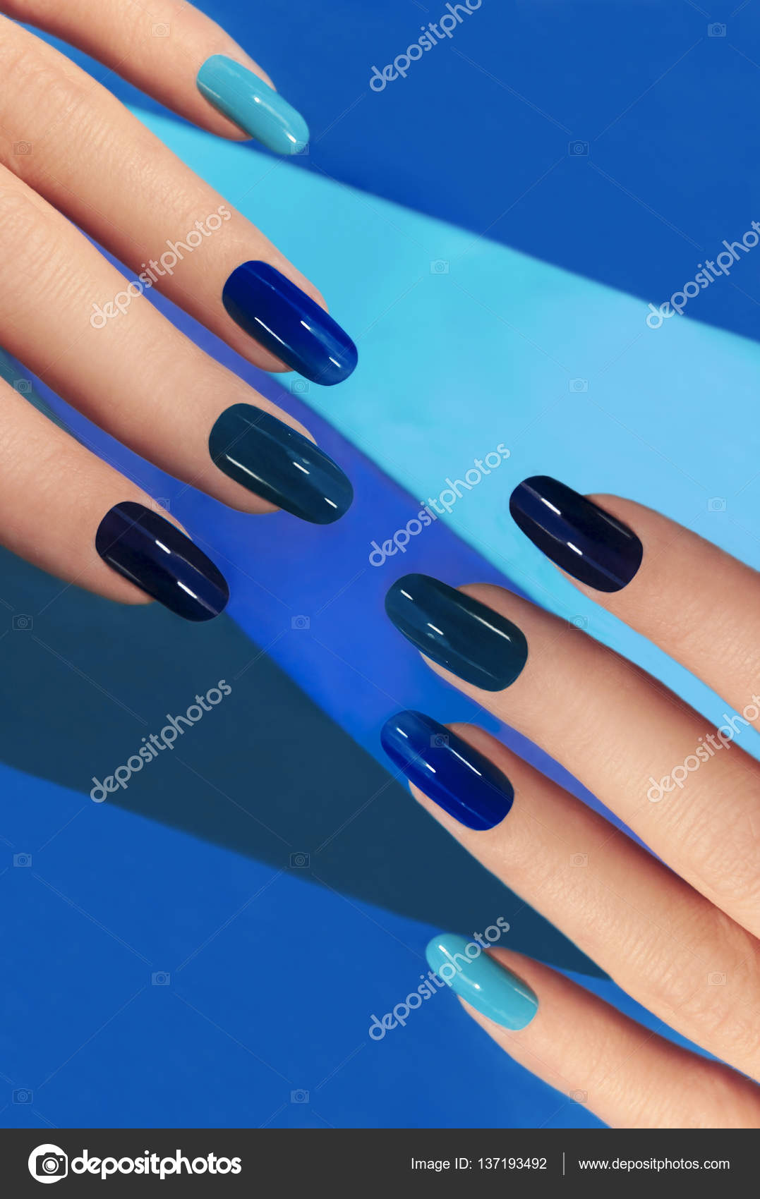 Manicure con diverse tonalit  di blu dalla luce al buio sulle unghie ovali — Foto di marigo