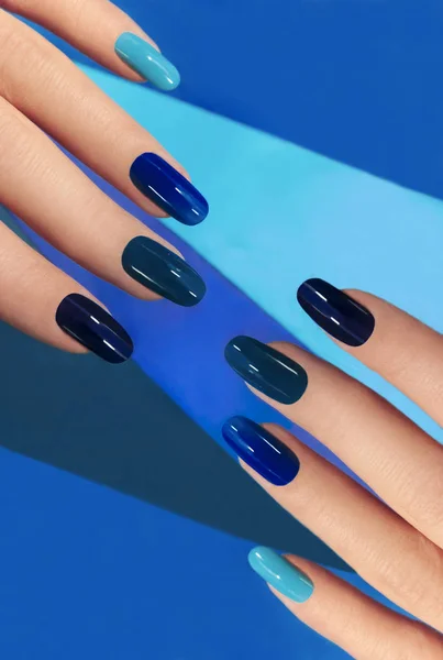 Manicure con unghie blu . — Foto Stock