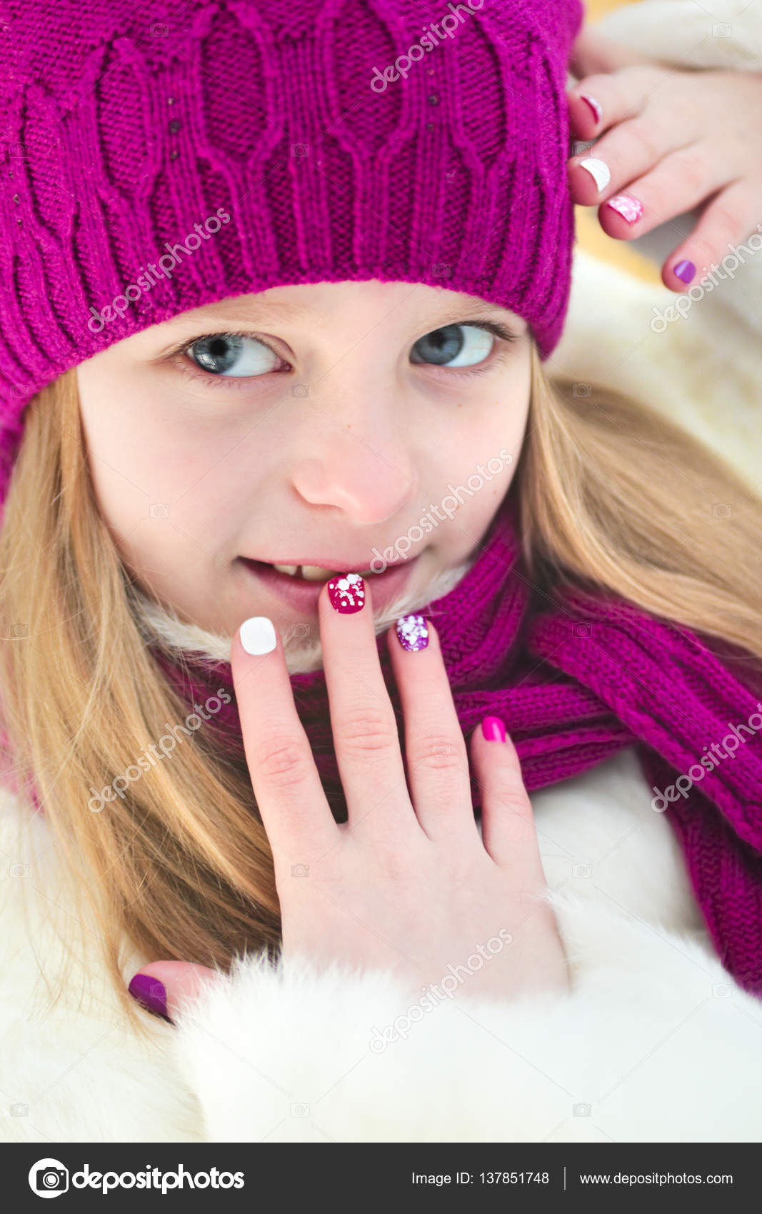 Inverno per bambini misti colori manicure con glitter sotto la neve la ragazza nella ciliegia cappello e sciarpa su sfondo bianco — Foto di marigo