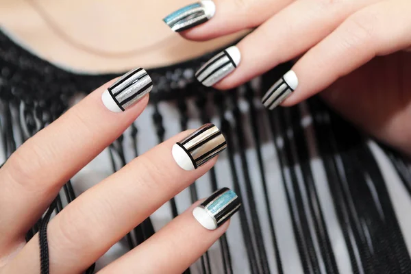 Grau gestreiftes Nageldesign . — Stockfoto