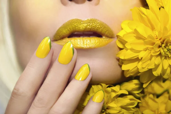 Maquillaje amarillo y manicura  . —  Fotos de Stock