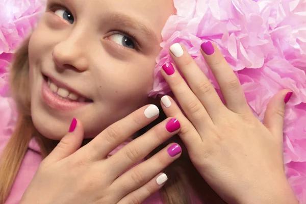 Manicure per bambini bianca rosa  . — Foto Stock