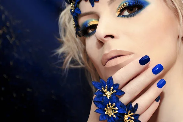 Blaue Maniküre und Make-up. — Stockfoto