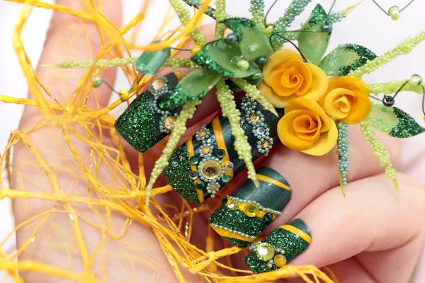 Design green acrylic nails with yellow roses. — Stock Photo, Image