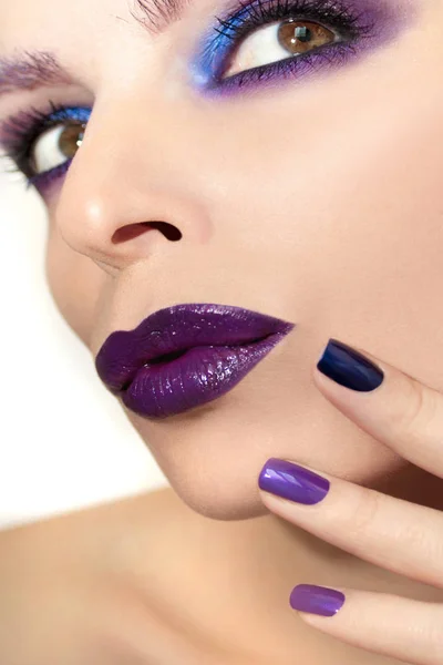 Maquillaje y manicura lila  . — Foto de Stock