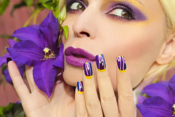 Verano púrpura amarillo maquillaje y manicura . — Foto de Stock