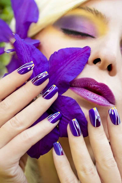 Verano púrpura amarillo maquillaje y manicura . —  Fotos de Stock