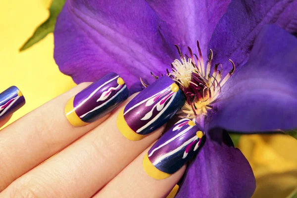 Verano lila diseño de uñas amarillas . —  Fotos de Stock