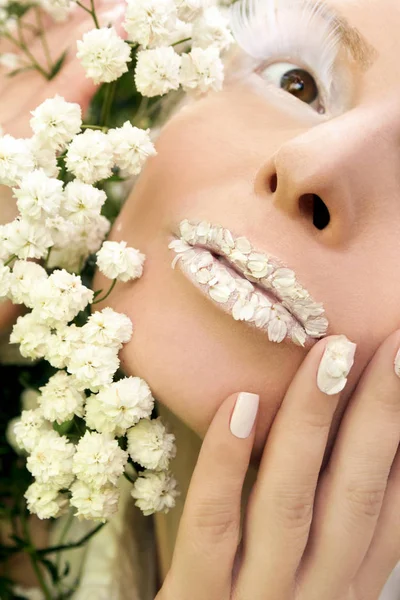 Maquillaje y manicura con pétalos de Gypsophilla  . — Foto de Stock