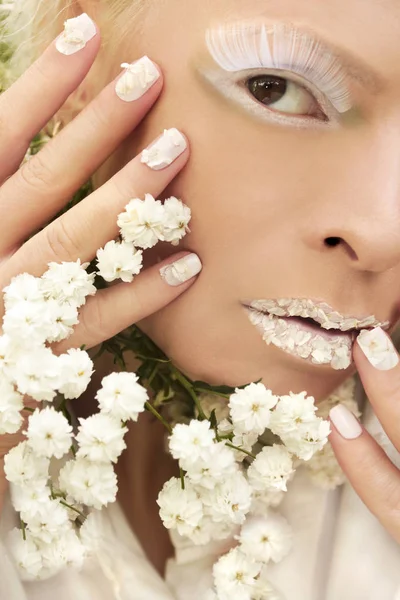 Maquillaje y manicura con pétalos de Gypsophilla  . —  Fotos de Stock