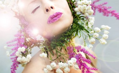 Canlı çiçekler unsurları ile pembe dudakları.