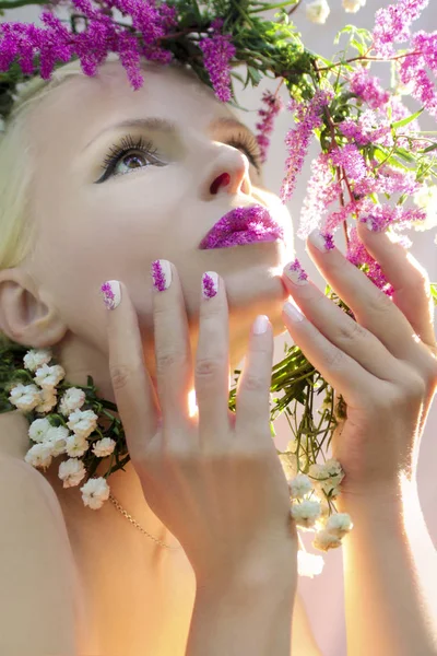 Manicure and makeup with Astilbe. — Stock Photo, Image