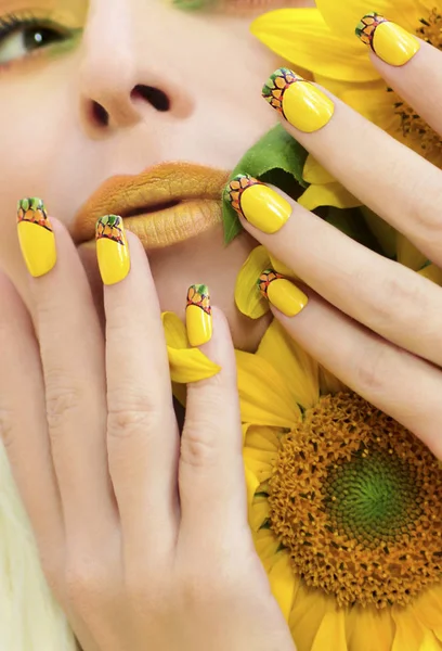 Trucco giallo estivo e manicure . — Foto Stock