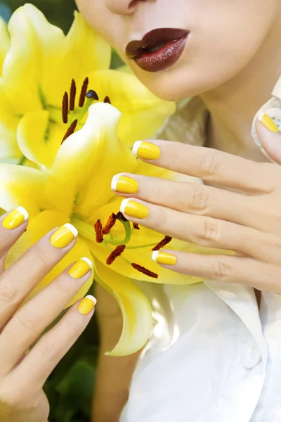 Manicure francês amarelo . — Fotografia de Stock