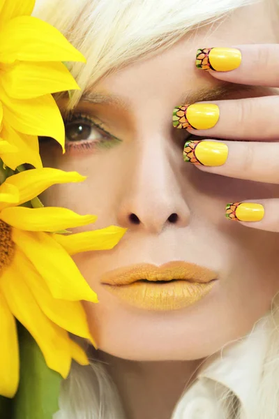 Trucco giallo estivo e manicure . — Foto Stock