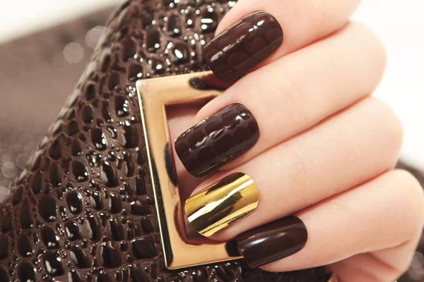 Manicure de crocodilo marrom luxuoso glamouroso . — Fotografia de Stock