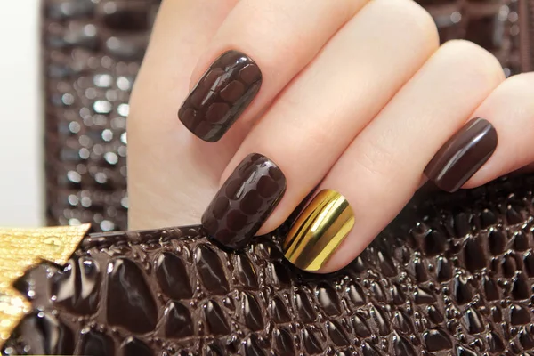 Glamoureuze luxe bruin krokodil manicure. — Stockfoto