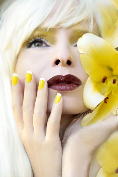 Manicure francês amarelo . — Fotografia de Stock