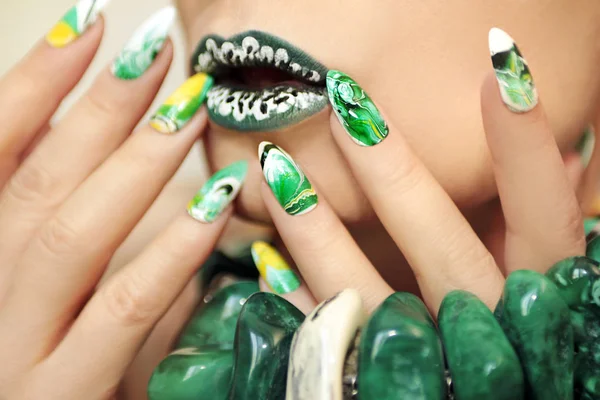 Manicura de agua borrosa de piedra . —  Fotos de Stock