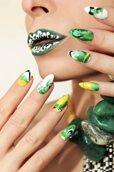 Stone wazig water manicure. — Stockfoto