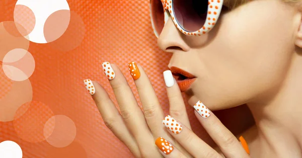 Manicura y maquillaje naranja blanca  . — Foto de Stock
