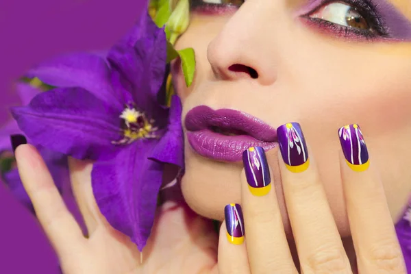 Maquillaje de verano lila y manicura — Foto de Stock