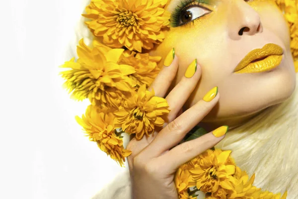 Summer yellow makeup and manicure. — Stock Photo, Image