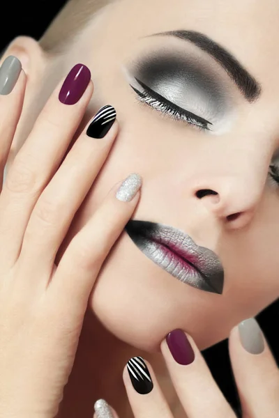 Preto prata moda manicure glamourosa e maquiagem . — Fotografia de Stock