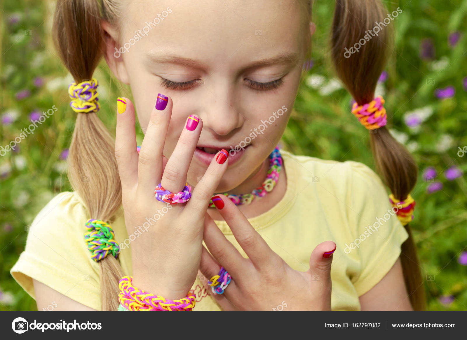 девушка с маникюром. маникюр длинные. ногти для детей 11 лет длинные. летние детские ногти. детские ногти длинные.