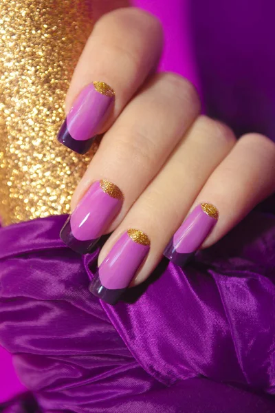 Świąteczny fioletowy francuski manicure . — Zdjęcie stockowe