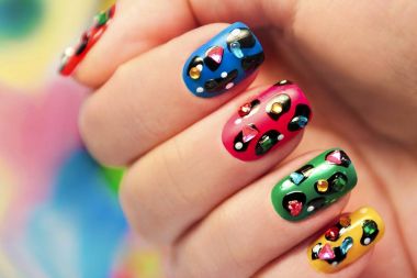 Renkli manikür noktalar ile yakından.