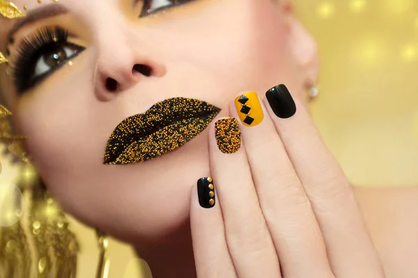 Festive yellow black manicure and makeup — Stock Photo, Image