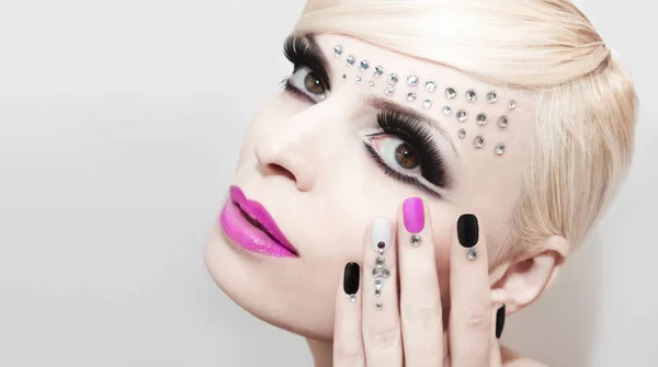 Fashion luxe make-up met roze lippen. — Stockfoto