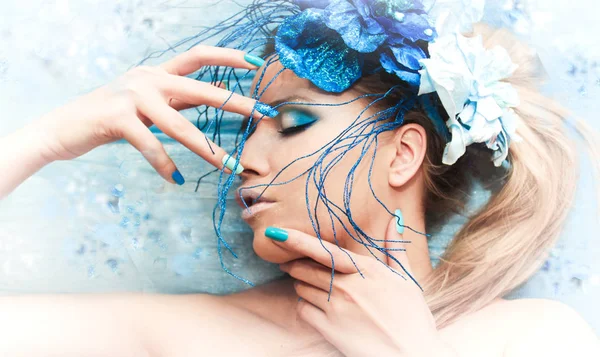 La imagen de una joven con maquillaje azul y manicura . —  Fotos de Stock