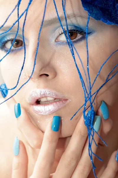 La imagen de una joven con maquillaje azul y manicura . —  Fotos de Stock