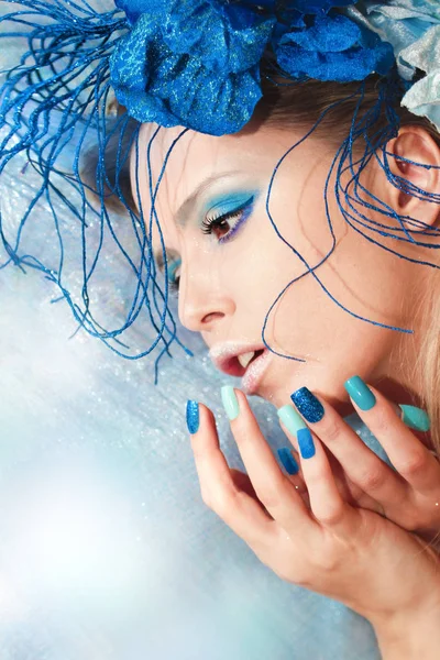 Образ молодої дівчини з синім макіяжем і манікюром . — стокове фото