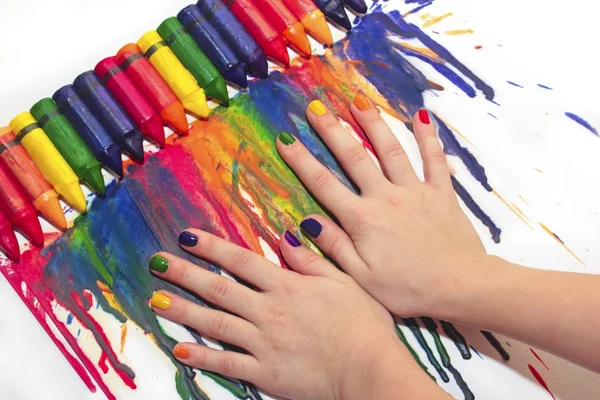 Gemengde regenboogkinderen manicure en tekening. — Stockfoto