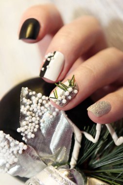 Siyah ve beyaz Noel manikür