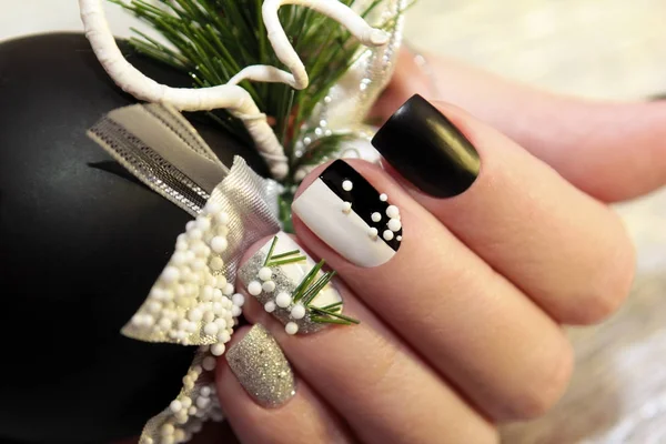 Navidad manicura en blanco y negro —  Fotos de Stock