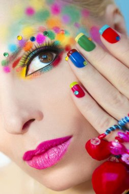 Renkli Fransız manikür ve makyaj closeup genç kadın.
