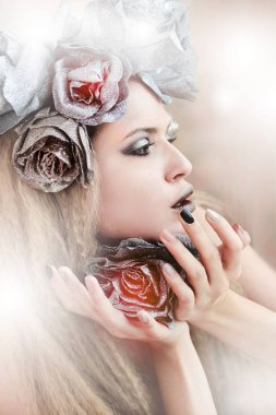 Gümüş gri bej makyaj ve manikür kız modeli için dalgalı saçlı kapat.