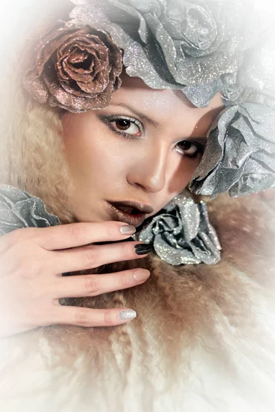 Silbergraues beiges Make-up und Maniküre — Stockfoto