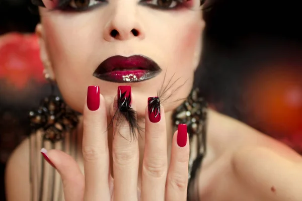 Maquillaje Negro Rojo Con Pestañas Postizas Uñas Largas Rojas Con — Foto de Stock