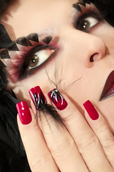 Maquillaje Negro Rojo Con Pestañas Postizas Uñas Largas Rojas Con —  Fotos de Stock